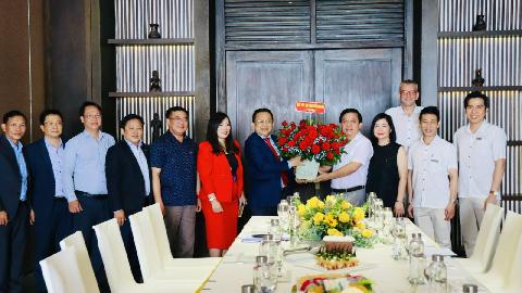 Khanh Hoa省人民委員会の指導者が、2022年の新年の初めに、観光事業者に訪問し、お正月のお祝いを