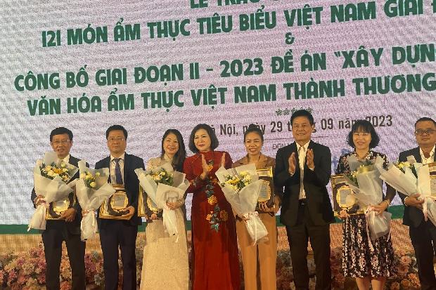 举行2022年第一阶段121道越南特色美食证书颁发仪式，并宣布2023年第二阶段“将越南饮食文化打造成为民族品牌”项目