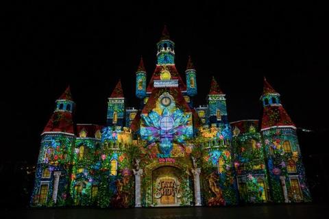 Enjoying 3D projection mapping Tata show in Vinpearl Land Nha Trang