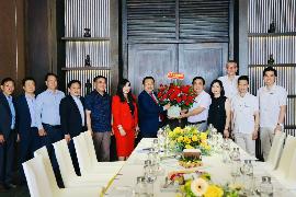 Khanh Hoa 지방 인민위원회 지도자들이 2022년 새해 초에 관광 사업체에 설연휴 방문 및 신년 인사
