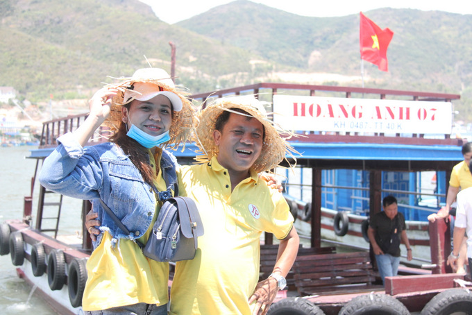 Du khách nở nụ cười tươi rói sau chuyến du lịch tham quan vịnh Nha Trang từ Bến tàu Du lịch Nha Trang