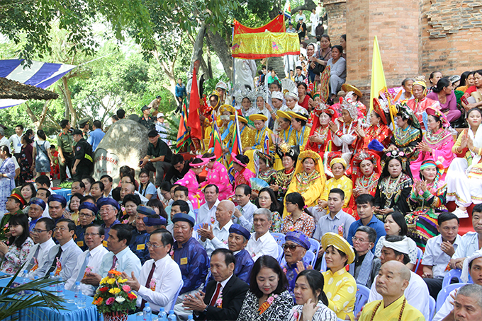 Các đại biểu và người dân tham dự lễ khai mạc Lễ hội Tháp Bà Ponagar 2019