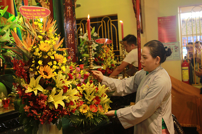 Dâng hoa lên bàn thờ Mẫu.