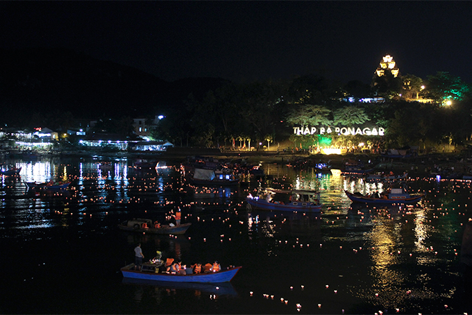 Trước ngày khai mạc, tối 24-4, đã diễn ra Lễ thả hoa đăng trên sông Cái.
