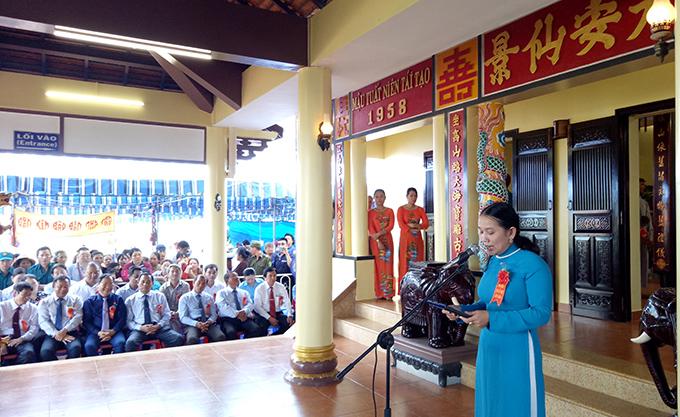 Bà Nguyễn Thị Kim Hương - Phó Chủ tịch UBND huyện Diên Khánh đọc diễn văn khai mạc Lễ hội Am Chúa.
