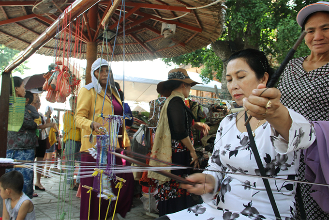 Bên cạnh các nghi thức, lễ hội Tháp Bà Ponagar còn có các hoạt động như trình diễn dệt thổ cẩm, làm gốm truyền thống của đồng bào Chăm.
