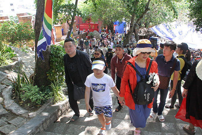 Trong dòng người đến với lễ hội Tháp Bà Ponagar, có rất đông du khách nước ngoài.