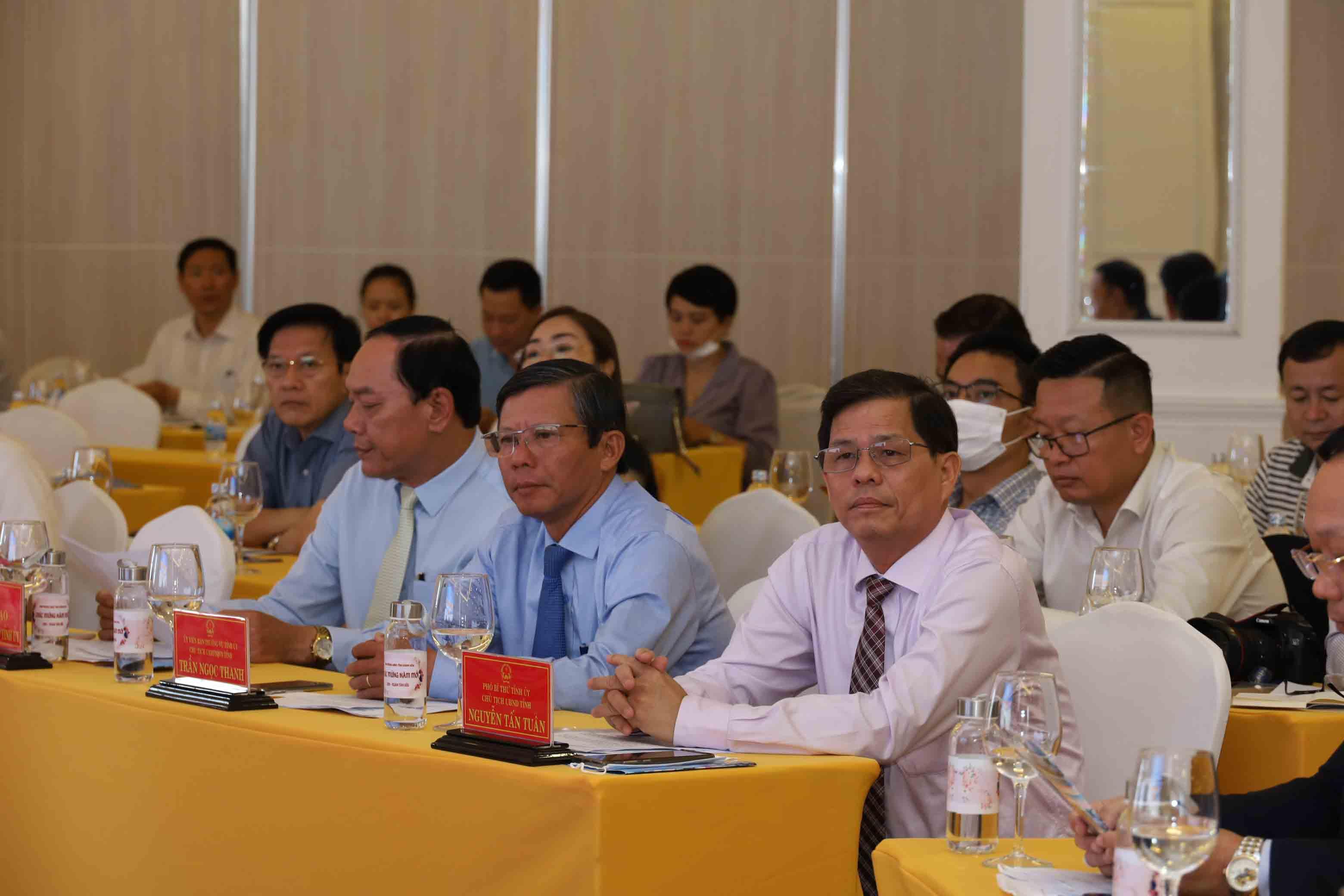 Lãnh đạo tỉnh Khánh Hòa đến dự buổi họp báo.
