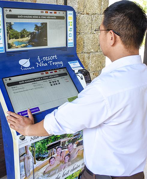 Du khách sử dụng máy mua vé tự động ở I-resort Nha Trang.