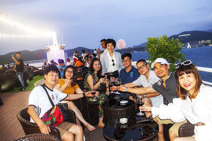 Du ngoạn vịnh Nha Trang về đêm trên du thuyền Sealife.