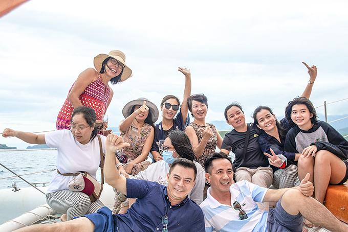 Khách du lịch hào hứng chụp ảnh lưu niệm khi đi du ngoạn vịnh Nha Trang trên thuyền buồm Catamaran.