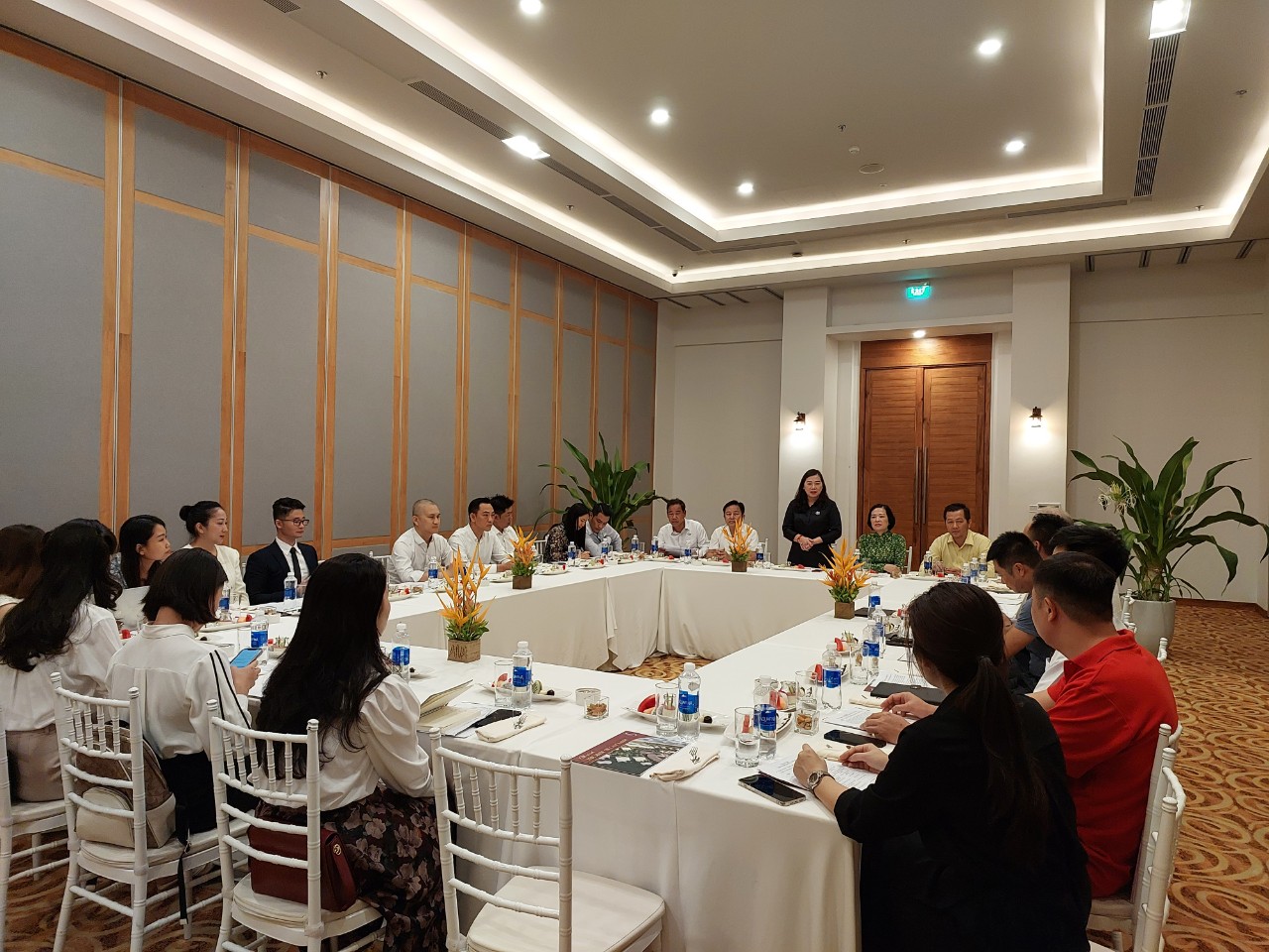 Khanh Hoa Department of Tourism implements a meeting on tourism promotion with resorts in Cam Ranh Peninsula Tourist Area.