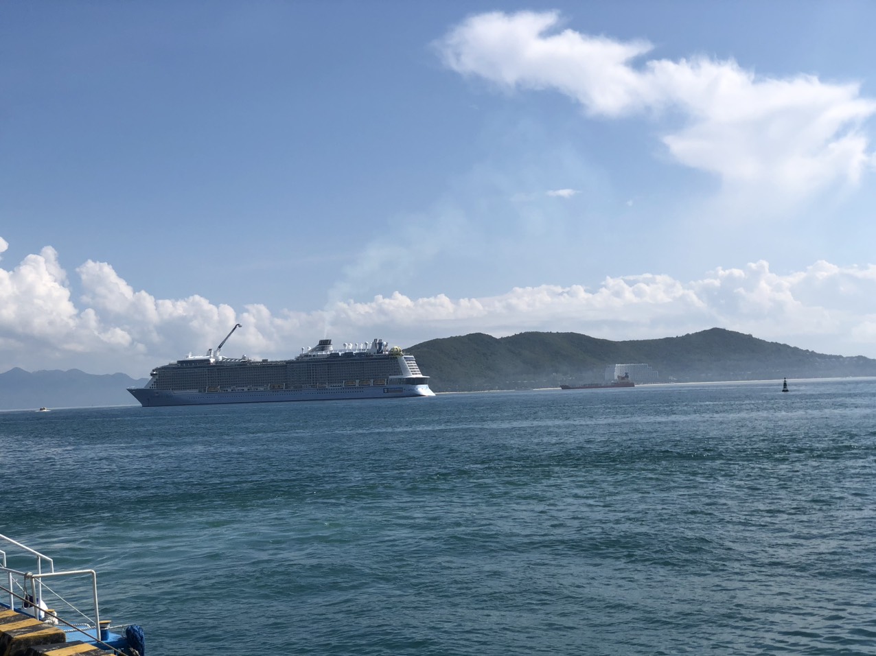 The cruise ship Spectrum of The Seas brings 4,000 international tourists to Nha Trang
