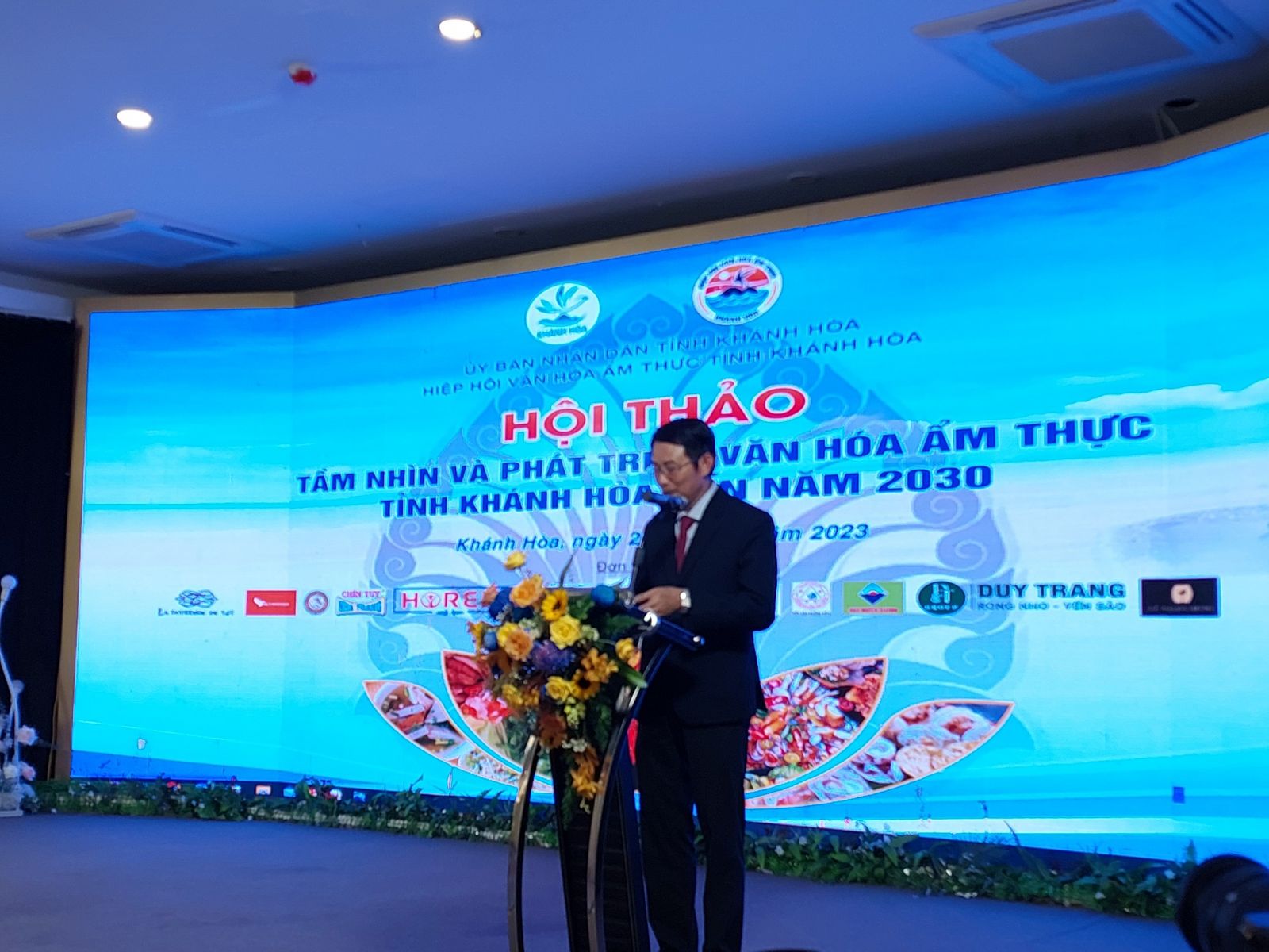 Ассоциация кулинарной культуры Вьетнама наградила сертификатами на 3 кулинарных блюда Кханьхоа, отмеченных в путешествии по поиску типичных кулинарных культурных ценностей Вьетнама.