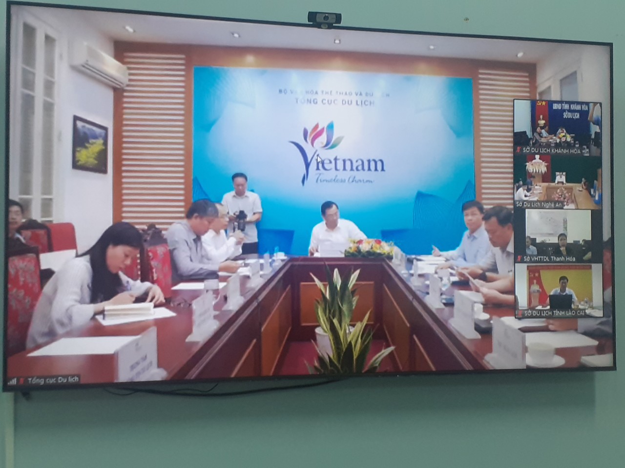 Le département du tourisme de Khanh Hoa participe à une réunion en ligne sur l'attraction des touristes internationaux