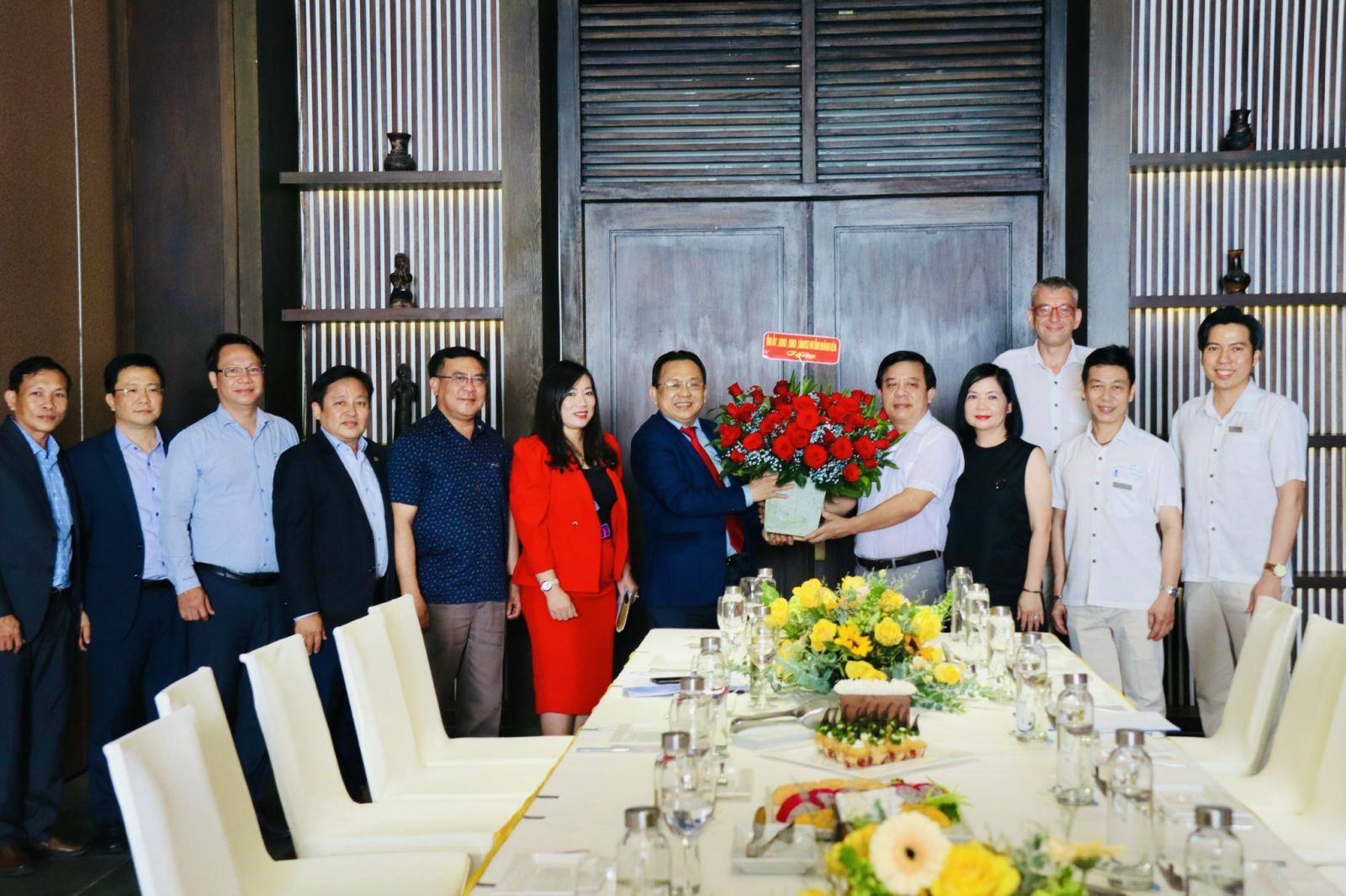 Руководители Народного комитета провинции Кханьхоа посещают туристический бизнес и желают праздника Вьетнамского Нового года Тет в начале 2022 года.