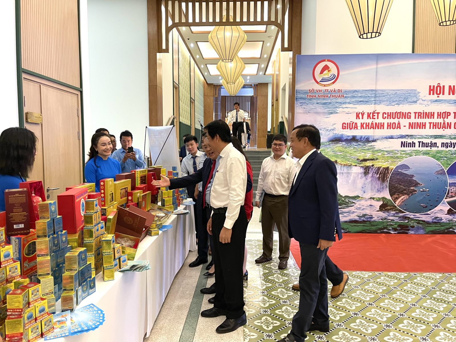 Conference on tourism development cooperation between Khanh Hoa and Ninh Thuan